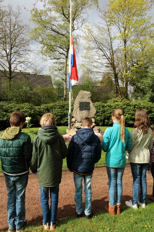 Kinderen school Steenbeek leggen kransen